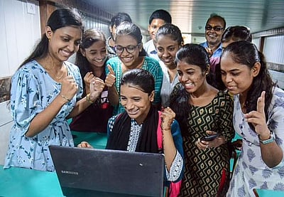 மகாராஷ்டிரத்தில் பெண்களுக்கு இலவச உயர்கல்வி!